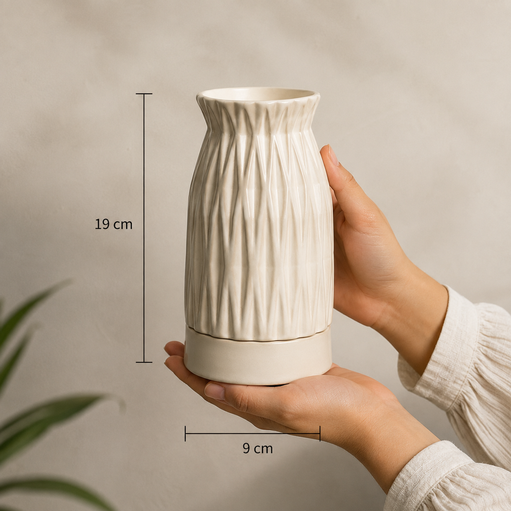Elegante Aroma Lamp held in hands showing its 19 cm height and 9 cm width